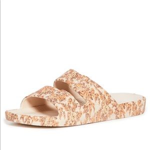 Freedom Moses rose print rubber slides